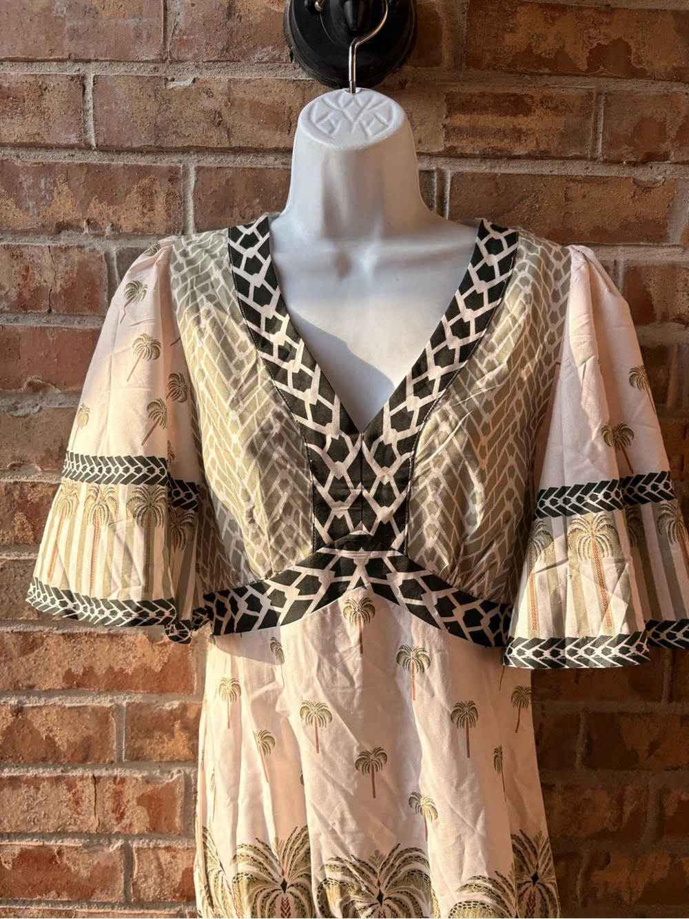 MISS KELLT 1999 Palm-Print V-Neck Maxi Dress in Cream and Green size medium - Picture 5 of 8